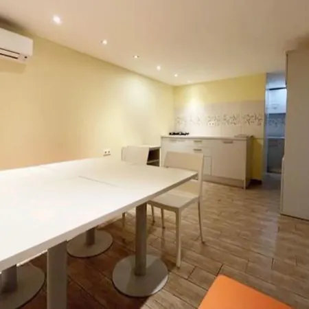 Budapest- Podmaniczky Unit 5 * Budapeşte